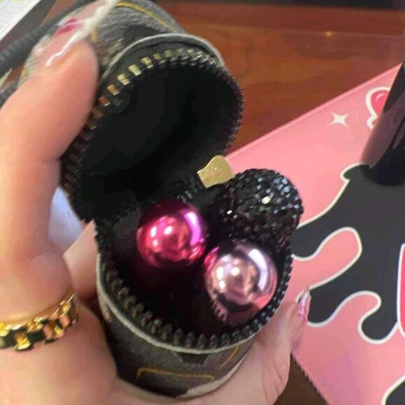 Elegant Black and Gold Keychain Pouch - Picture 4 of 5